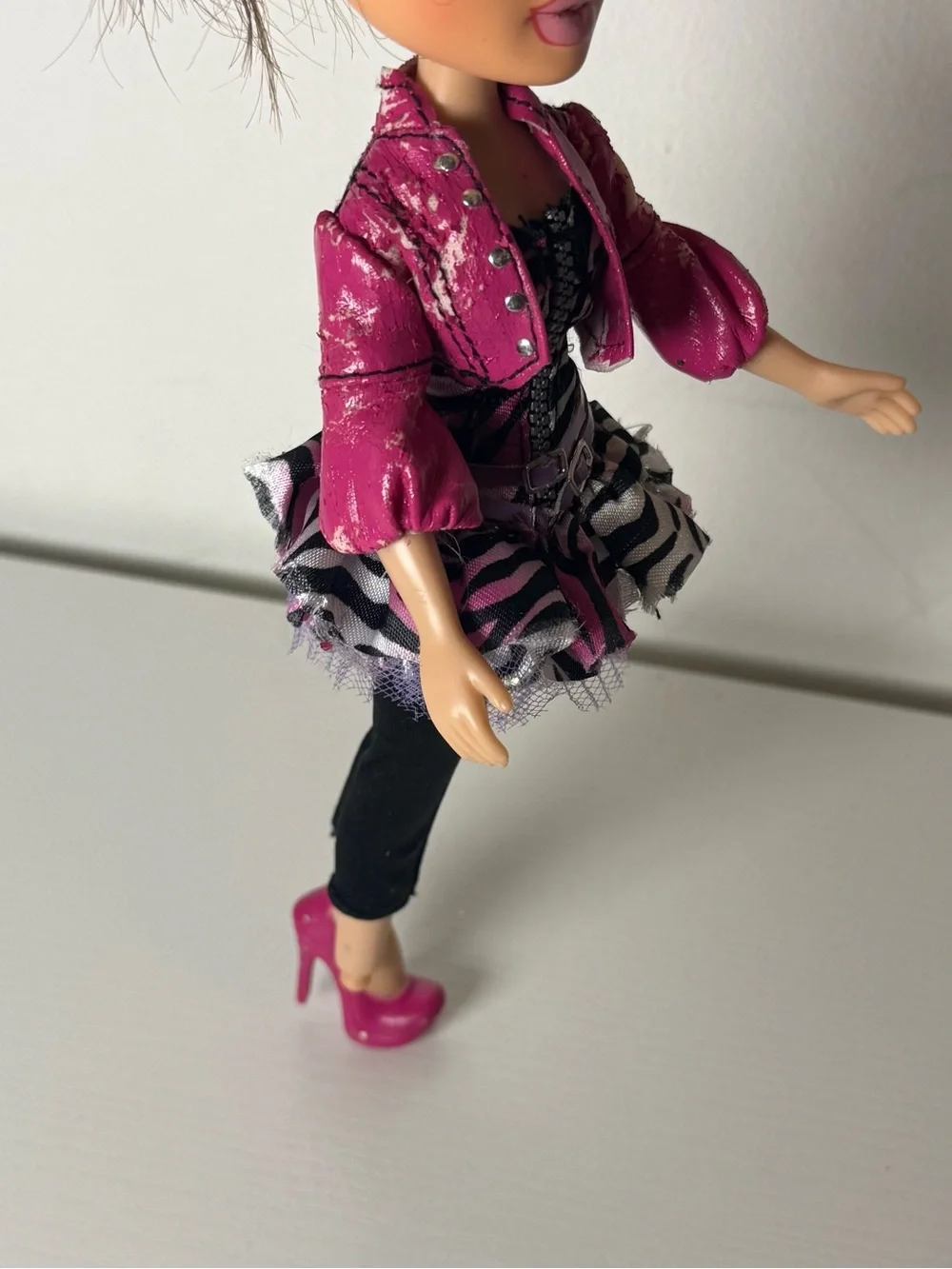 Bratz Twiins Phoebe Outfit [Missing a heel] [jacket is peeling/cracking]